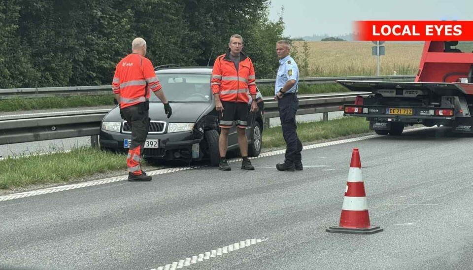 Skodaen skal nu fjernes fra Sønderjyske Motorvej, hvor den holdt med fronten i den gale retning.
