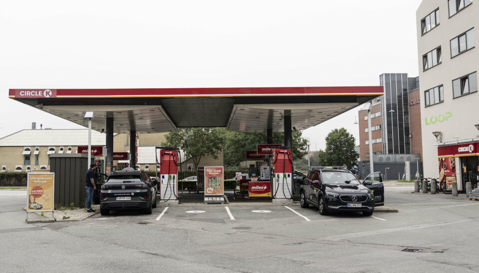 Det er nogenlunde lige så dyrt at tænke benzin og diesel lige nu, og det skyldes blandt andet ændret efterspørgsel på de to brændstoftyper. (Arkivfoto).