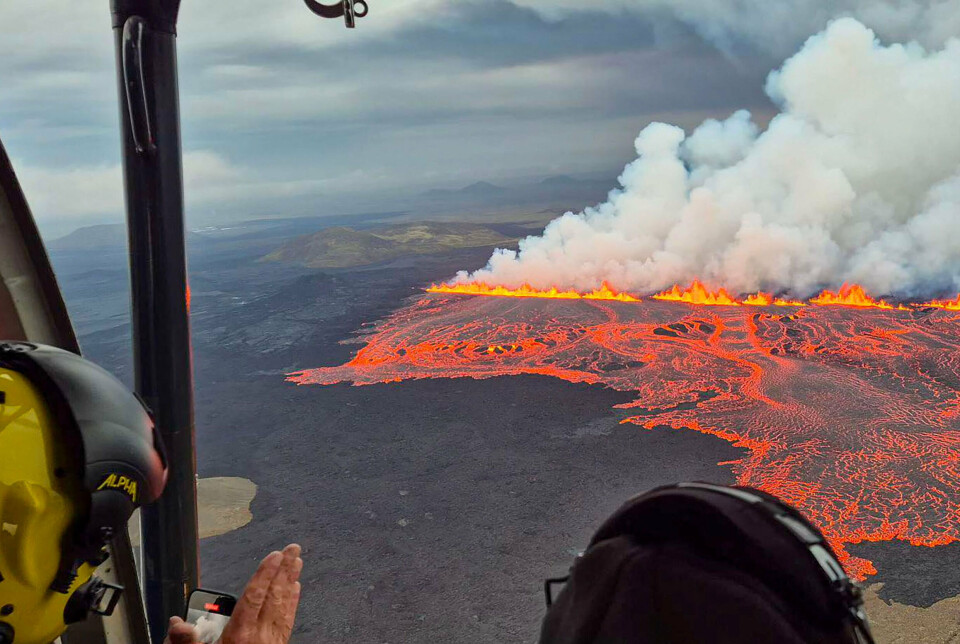 Et billede fra beredskabsmyndighederne i Island viser lava og røg stige fra vulkanen nær Grindavik på Reykjanes-halvøen.