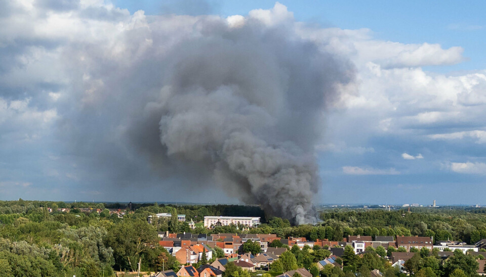 I den belgiske by Boom kan der ses røg fra Tomorrowlands festivalområde, hvor en scene er brudt i brand.