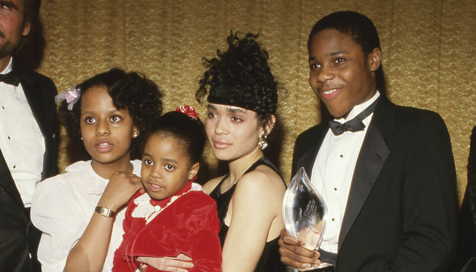 Malcolm Jamal-Warner ses her yderst til højre sammen med sin 'Cosby' familie.