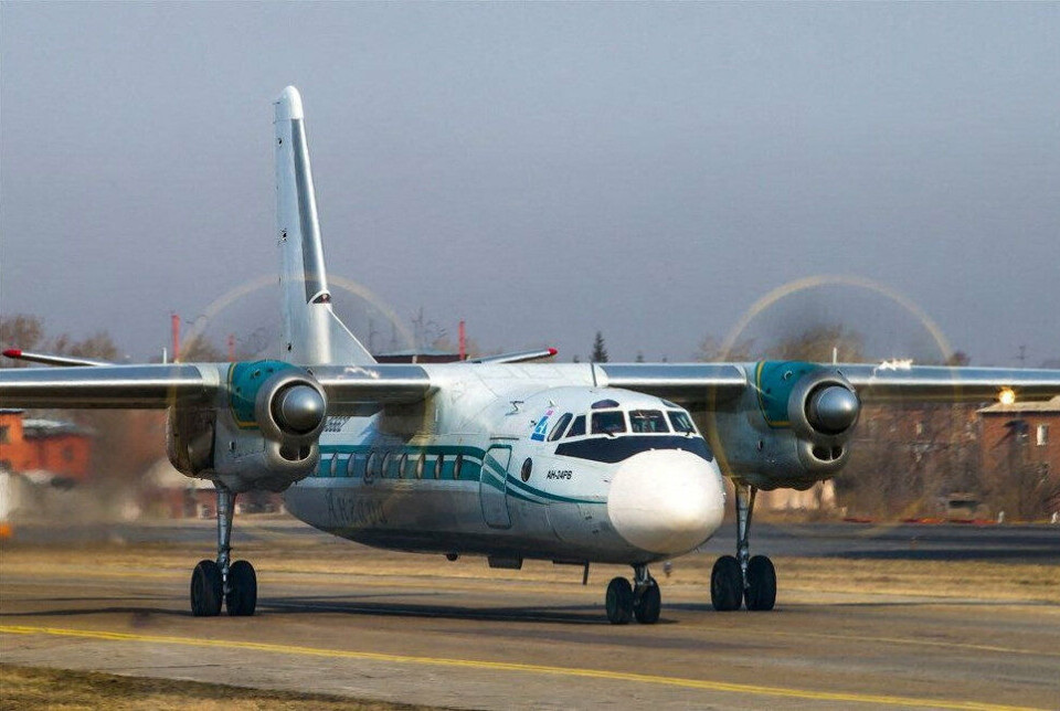 Et fly af typen An-24 ses her i lufthavnen i den russiske by Irkutsk. Torsdag er et fly af samme model styrtet ned i det østlige Rusland. (Arkivfoto).