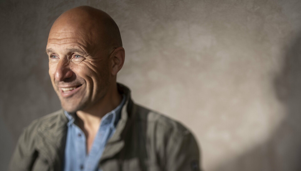 GENOPTRÆNING: Adam Holm udtrykker optimisme for sin søns genoptræning efter alvorlig ulykke.