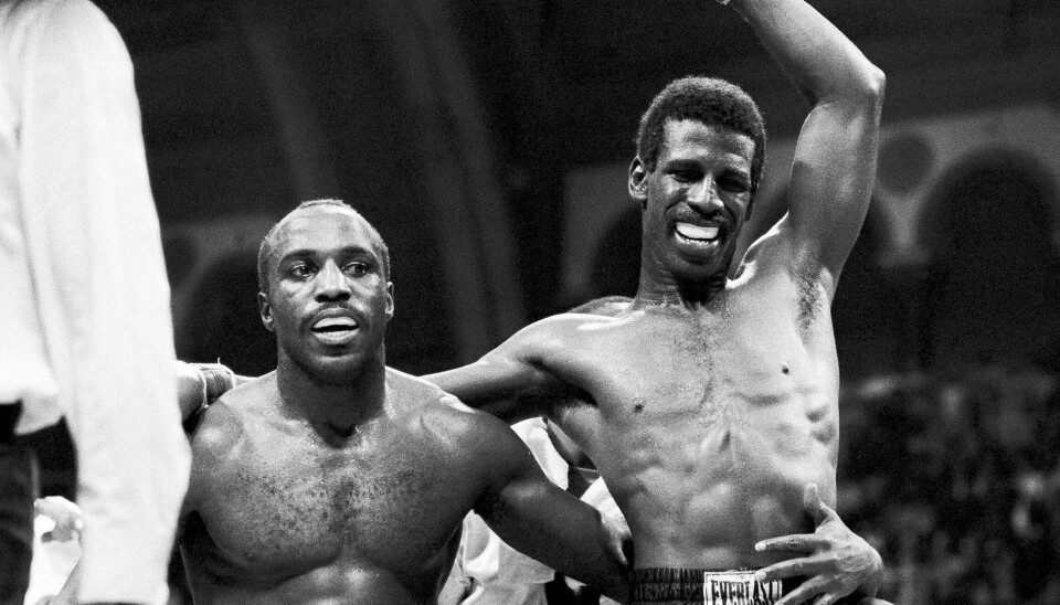 Dwight Muhammad Qawi (tv) ses her efter kampen mod Michael Spinks i 1983, hvor han tabte sin WBC VM-titel i letsværvægt