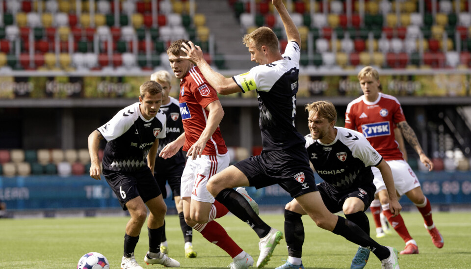FC Fredericias Frederik Rieper (forrest) i aktion i opgøret mod Silkeborg, mens farmand cyklede for Grøn (Foto: Bo Amstrup/Ritzau Scanpix)