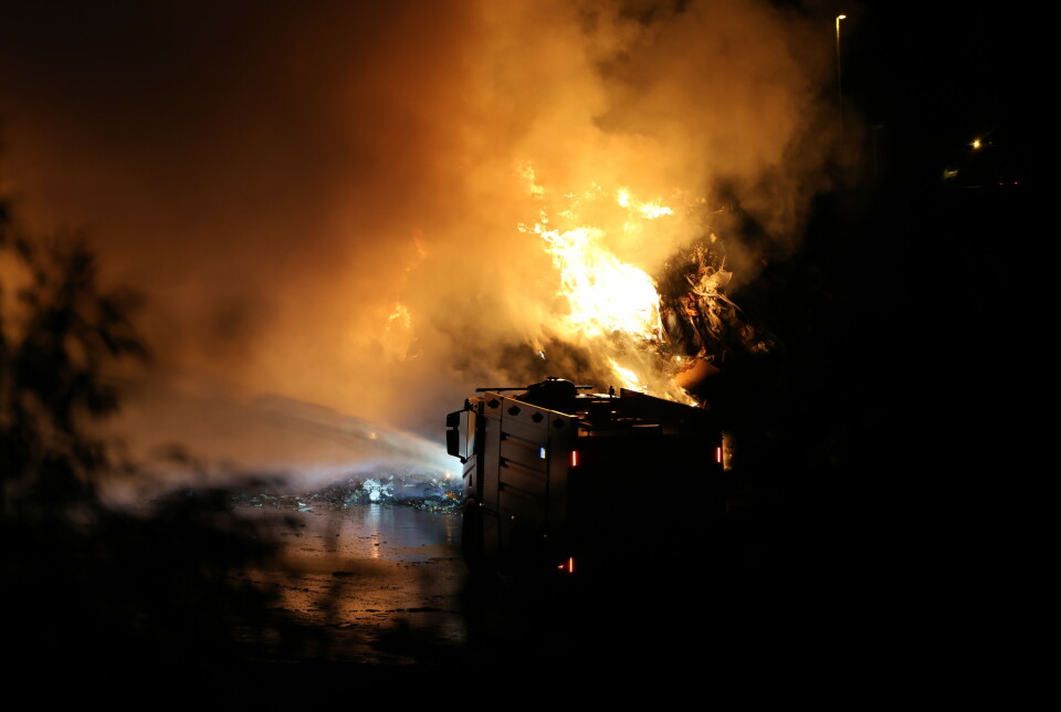 20 brandfolk har kæmpet med flammerne siden i nat.