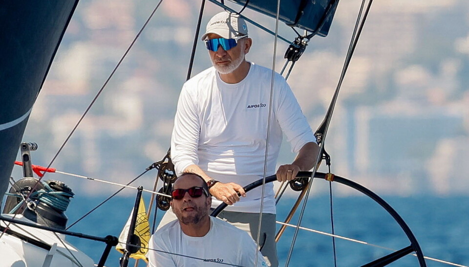 Kong Felipe ses her bag roret på Aifos under Copa del Rey MAPFRE, som lige nu afvikles på vandet ud for Mallorca.