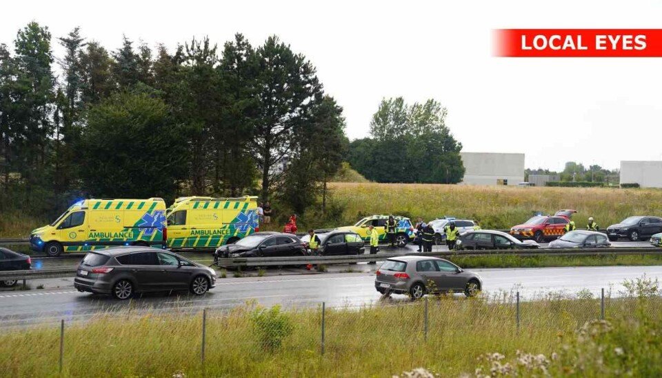 Politi og redningsfolk arbejder fredag eftermiddag på Vestmotorvejen ved Ringsted.