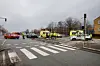 Redningskøretøjer og skadede biler ved trafikulykke i et bykryds