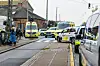 Politi- og redningskøretøjer spærrer en vej ved en trafikulykke i Valby.