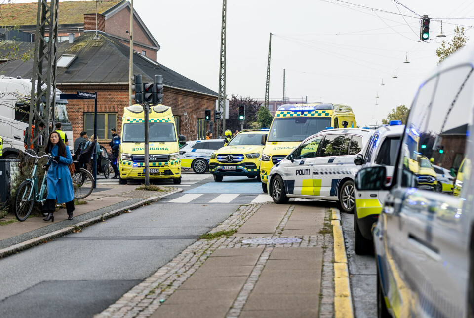 Politi- og redningskøretøjer spærrer en vej ved en trafikulykke i Valby.