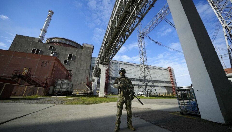 En russisk soldat står vagt uden for atomkraftværket Zaporizjzja. Det blev indtaget af russiske soldater efter invasionen af Ukraine i begyndelsen af 2022. (Arkivfoto).