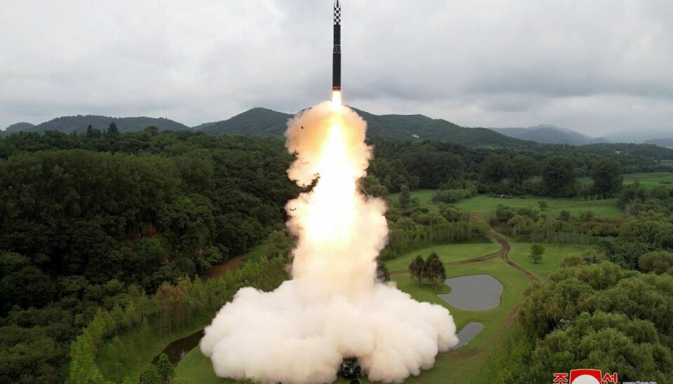 Nordkorea affyrer med jævne mellemrum forskellige typer af missiler fra sit territorium mod havet enten øst eller vest for landet. (Arkivfoto).