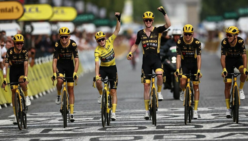 Jonas Vingegaard og resten af Jumbo-Visma-holdet kunne søndag juble, da de kørte over målstregen i Paris på sidste etape af Tour de France. Danskeren vandt løbet for andet år i træk.