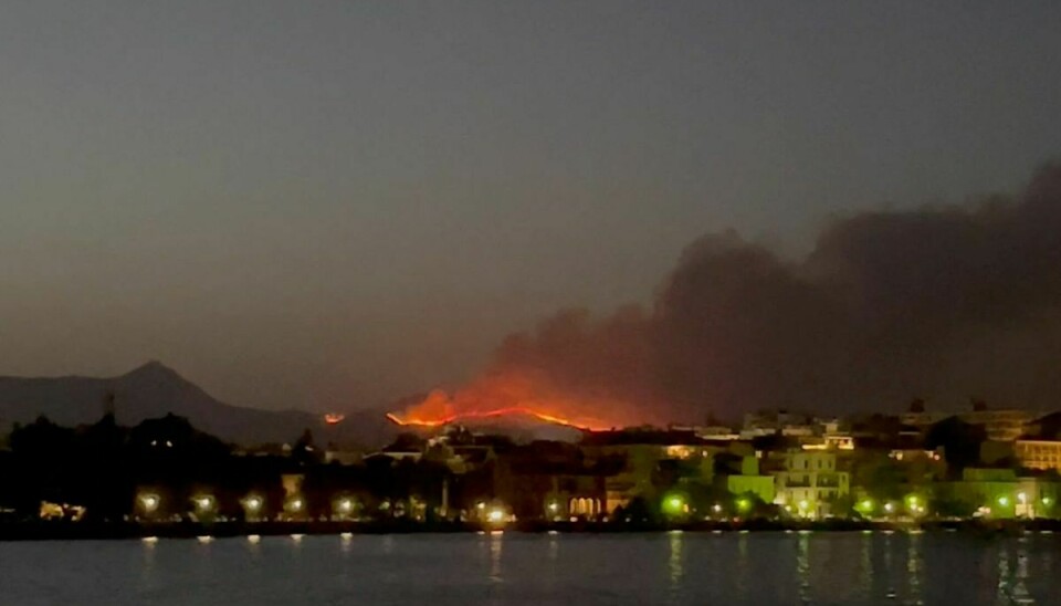 Røg stiger op fra en naturbrand på Korfu søndag.