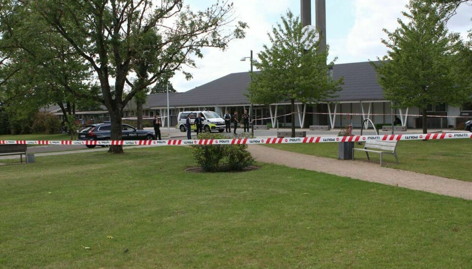 Tre personer er blevet stukket ned foran Psykiatrisk Center Glostrup på Brøndbyøstervej i Brøndby, En mand er anholdt.