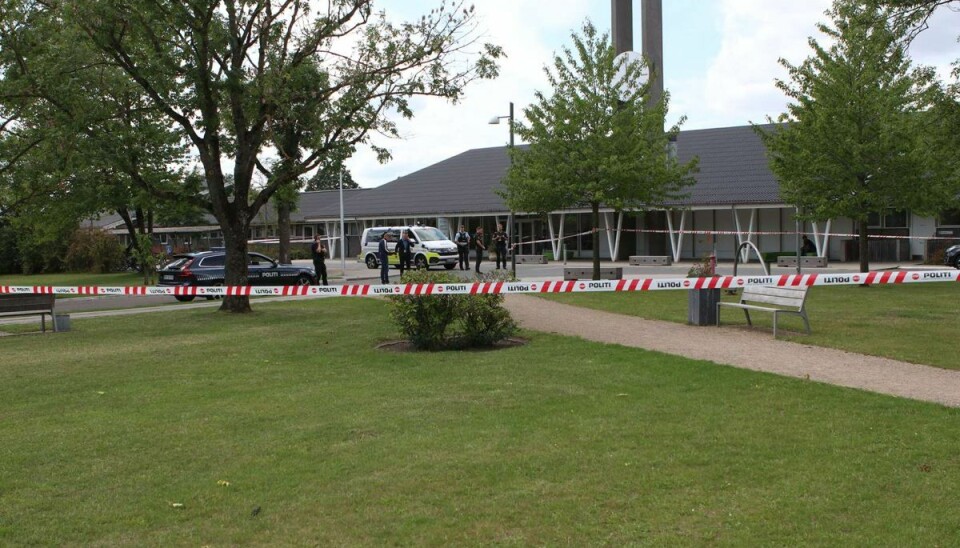 Tre personer er blevet stukket ned foran Psykiatrisk Center Glostrup på Brøndbyøstervej i Brøndby, En mand er anholdt. Tre personer er blevet stukket ned foran Psykiatrisk Center Glostrup på Brøndbyøstervej i Brøndby, En mand er anholdt.