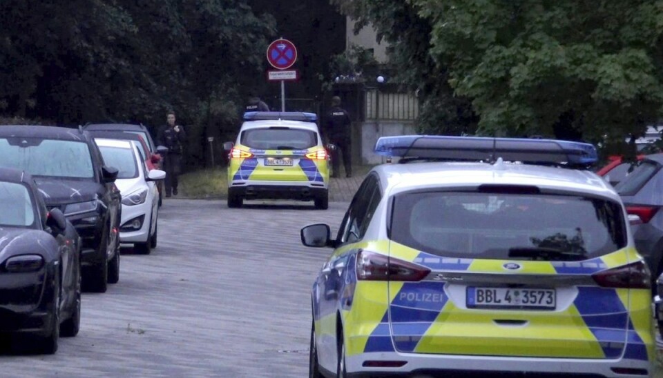 Politiet har har siden torsdag morgen bedt folk omkring forstaden til Berlin Kleinmachnow om at holde sig inden døre og holde kæledyr i hjemmet, efter en formodet løve blev set af forbipasserende natten til torsdag.