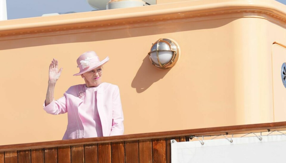 Her ses Dronning Margrethe ankomme ombord på Kongeskibet Dannebrog.