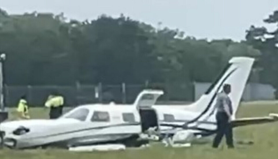 Det lykkedes den kvindelige passager at få flyet ned - dog ikke helt uskadt.