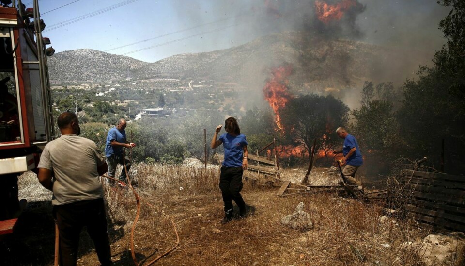 Udenrigsministeriet advarer nu danskere i Grækenland om, at det skal holde sig opdateret på en stor naturbrand. Den hærger nær Athen i områderne Kouvaras og Kalyvia.