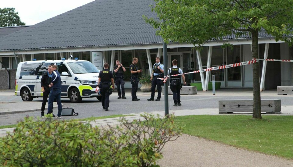 En person er død og en anden er stadig i behandling efter et knivstikkeri på Psykiatrisk Center Glostrup fredag eftermiddag.