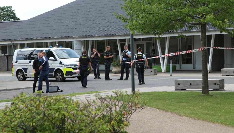 En person er død og en anden er stadig i behandling efter et knivstikkeri på Psykiatrisk Center Glostrup fredag eftermiddag. En person er død og en anden er stadig i behandling efter et knivstikkeri på Psykiatrisk Center Glostrup fredag eftermiddag.