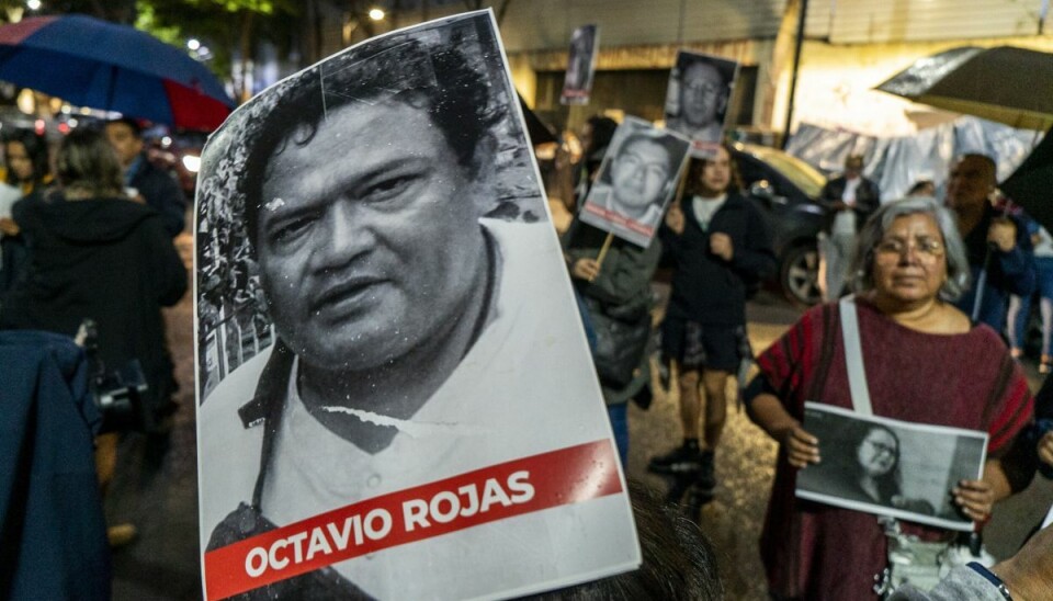 I Mexico er det oftest med livet som indsats, at journalister dækker korruption, kriminalitet og narkokarteller. Drabet på Nelson Matus kommer blot en uge efter, at liget tilhørende en anden journalist, Luis Martin Sanchez (plakaten, red.) fra avisen La Jornada, blev fundet i delstaten Nayarit. (Arkivfoto). I Mexico er det oftest med livet som indsats, at journalister dækker korruption, kriminalitet og narkokarteller. Drabet på Nelson Matus kommer blot en uge efter, at liget tilhørende en anden journalist, Luis Martin Sanchez (plakaten, red.) fra avisen La Jornada, blev fundet i delstaten Nayarit. (Arkivfoto).
