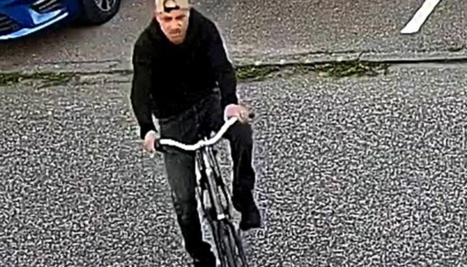 Her er manden, der angiveligt lige fik lyst til at hoppe på en pige efter at have købt en durum. Her er manden, der angiveligt lige fik lyst til at hoppe på en pige efter at have købt en durum.