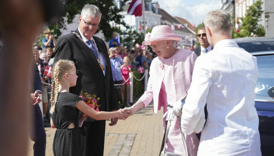 Dronningen bliver budt velkommen til Gråsten midtby.
