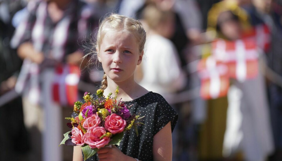 Det var den lokale otteårige pige Vigga Ryssel Nørby, der gav dronning Margrethe blomster ved ankomsten til Gråsten.
