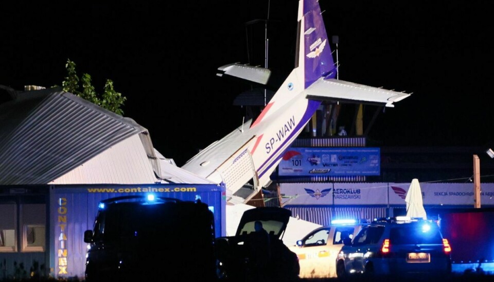 Et fly af typen Cessna er styrtet ned i en lufthavn i Polen - mindst fem er dræbt og flere er kvæstet.
