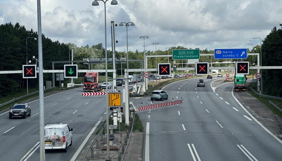 Der er sket et sammenstød, da lastbilen var for høj til at komme igennem. Der er sket et sammenstød, da lastbilen var for høj til at komme igennem.
