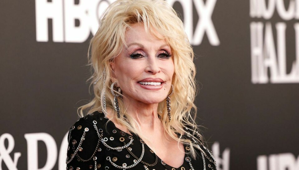 Dolly Parton modtog lørdag Jeff Bezos' 'Courage and Civility Award' og dermed 100 millioner dollar, hun kan donere til velgørenhed efter eget ønske.