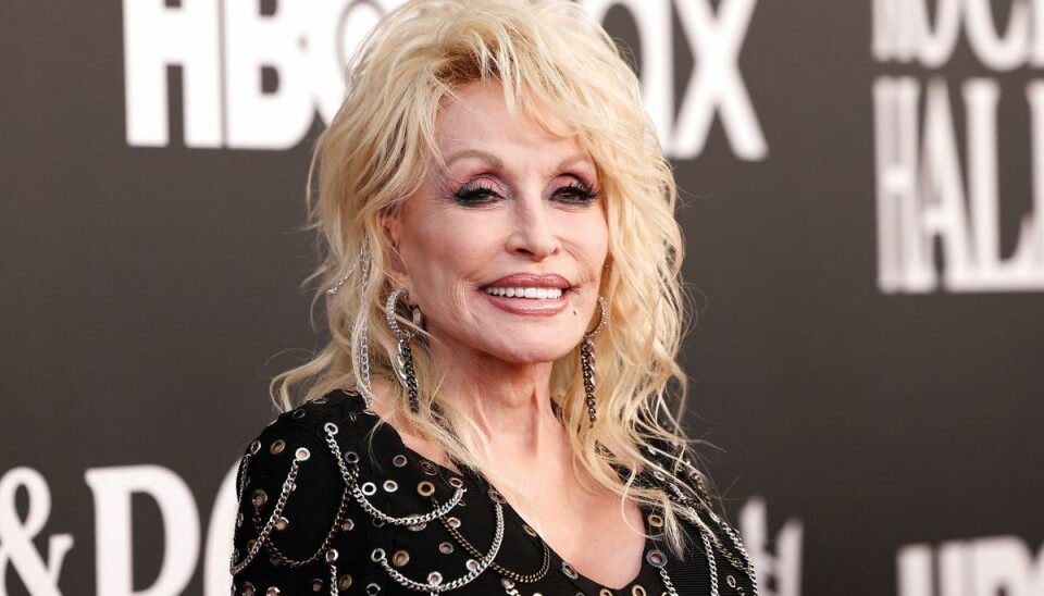 Dolly Parton modtog lørdag Jeff Bezos' 'Courage and Civility Award' og dermed 100 millioner dollar, hun kan donere til velgørenhed efter eget ønske. Dolly Parton modtog lørdag Jeff Bezos' 'Courage and Civility Award' og dermed 100 millioner dollar, hun kan donere til velgørenhed efter eget ønske.