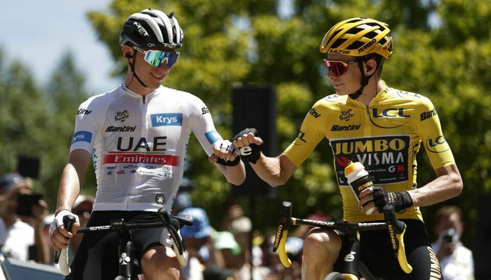 Tadej Pogacar og Jonas Vingegaard hilser på hinanden inden 13. etape.