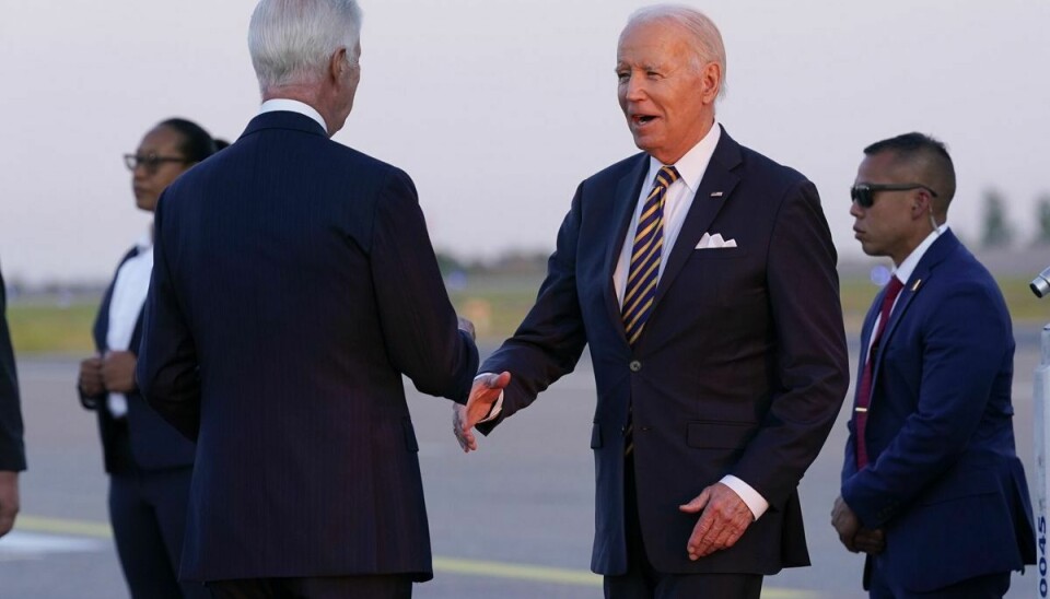 Præsident Joe Biden hilser på USA's ambassadør i Finland, Douglas Hickey, og hans hustru efter at have landet i landets hovedstad, Helsinki.