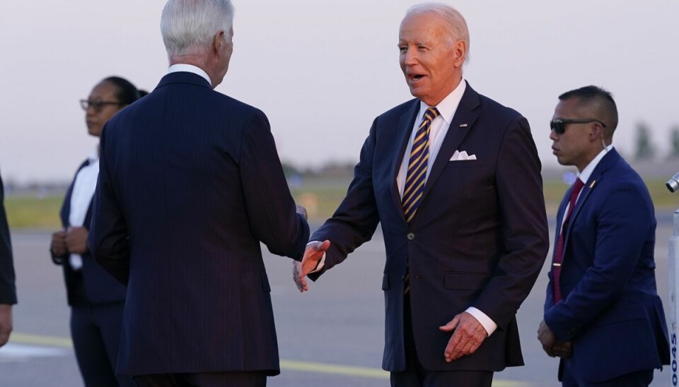 Præsident Joe Biden hilser på USA's ambassadør i Finland, Douglas Hickey, og hans hustru efter at have landet i landets hovedstad, Helsinki.