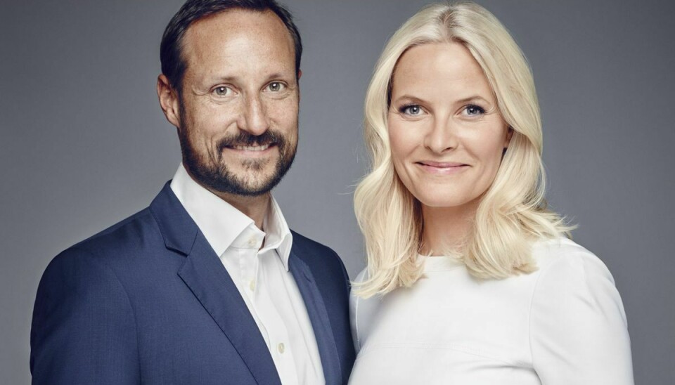 Det norske kronprinspar er lige nu på vej rundt i Norge sammen med børnene, prinsesse Ingrid Alexandra og prins Sverre Magnus ombord på Kongeskibet Norge..