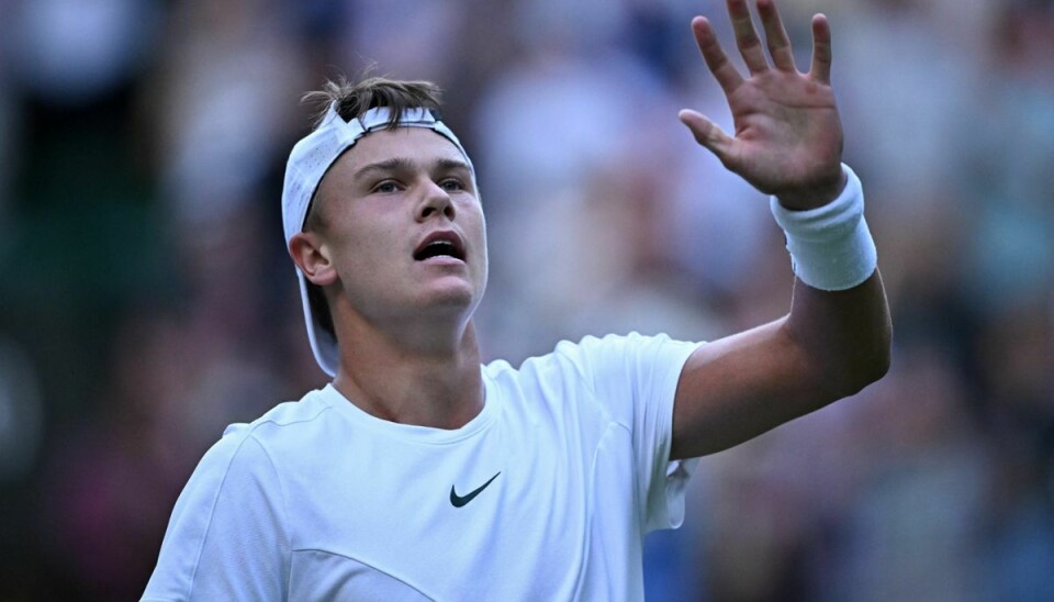 Når Holger Rune kæmper på tennisbanen under Wimbledon, mangler hans far i boksen.