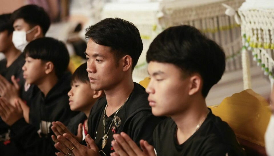 Træner Ekkapol Chanthawong (anden fra venstre) beder under en ceremoni til minde om Duangpetch Promthep, der døde tidligere i år. Duangpetch Promthep var en af de 12 thailandske fodboldspillere, der blev reddet fra en grotte i 2018. (Arkivfoto).