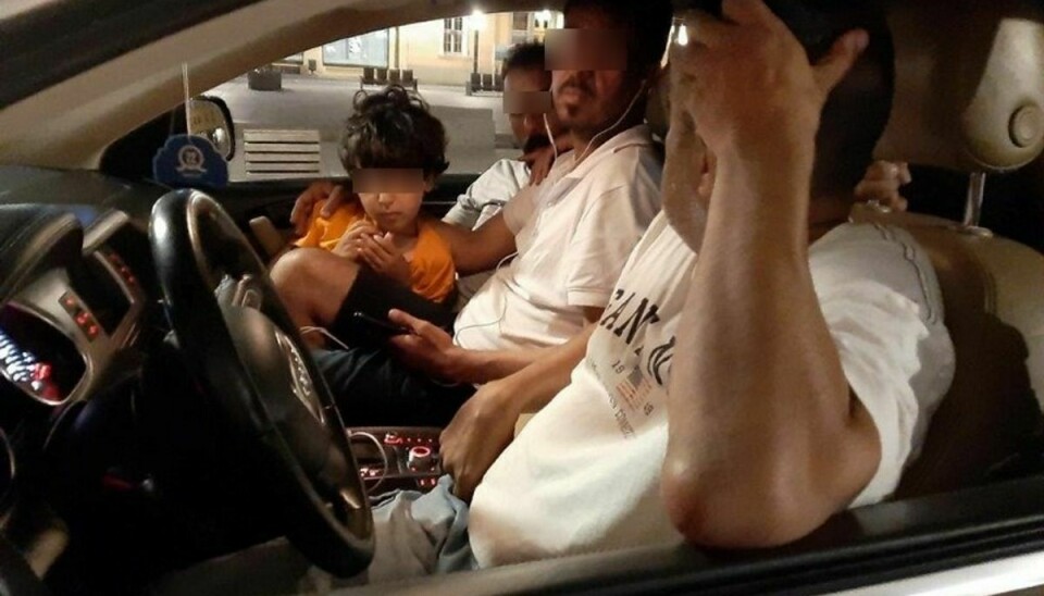 To voksne og et barn på passagersædet ved siden af den 43-årige syrer med bopæl i Sverige.