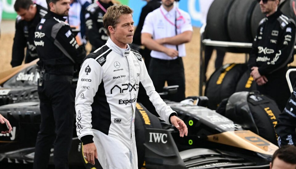 Brad Pitt ses her under optagelserne på Silverstone søndag. Brad Pitt ses her under optagelserne på Silverstone søndag.
