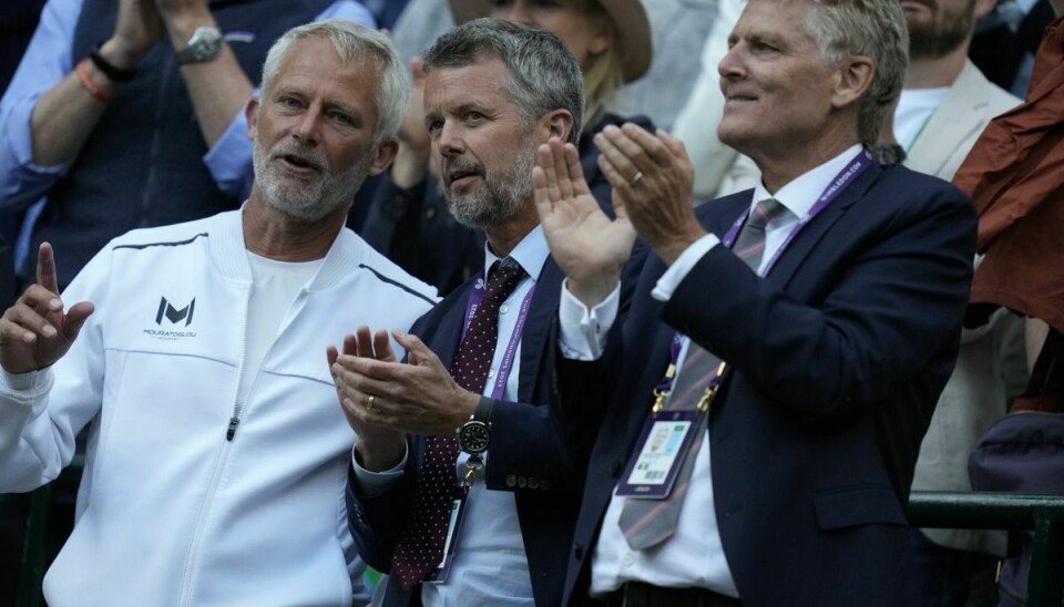 Kronprins Frederik smiler, efter at Holger Rune spillede sig videre til kvartfinalen i Wimbledon mandag aften. Det er ikke første gang, de to mødes.