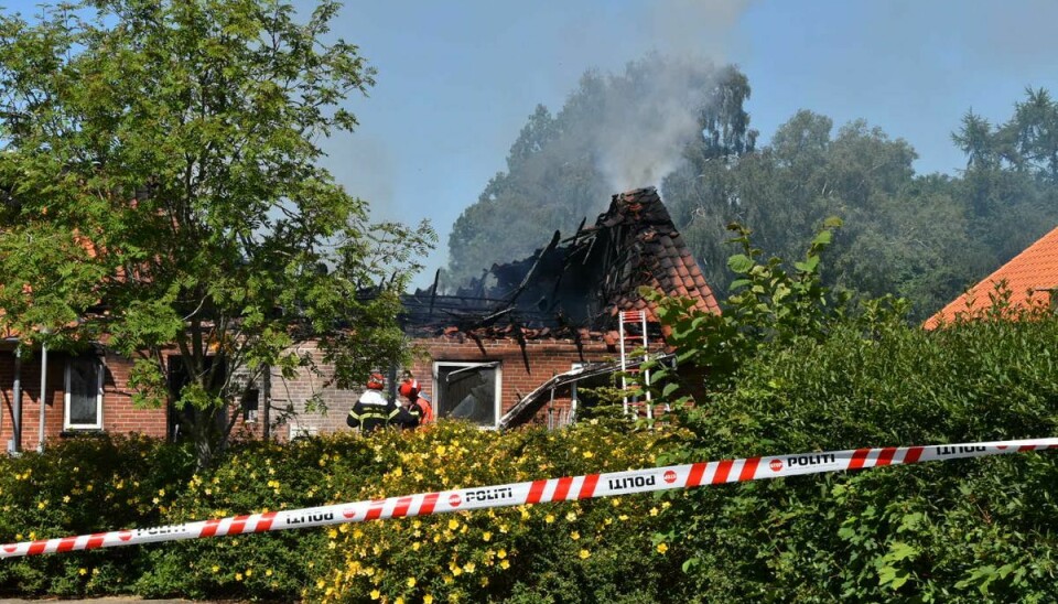 Oven i at have brændt sit eget og halvdelen af naboens hus af, er den 78-årige nu også sigtet af Sydøstjyllands Politi.