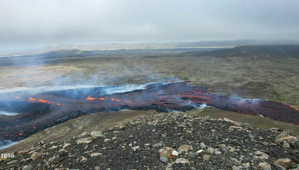 Lava flyder fra vulkanen nær Islands hovedstad.
