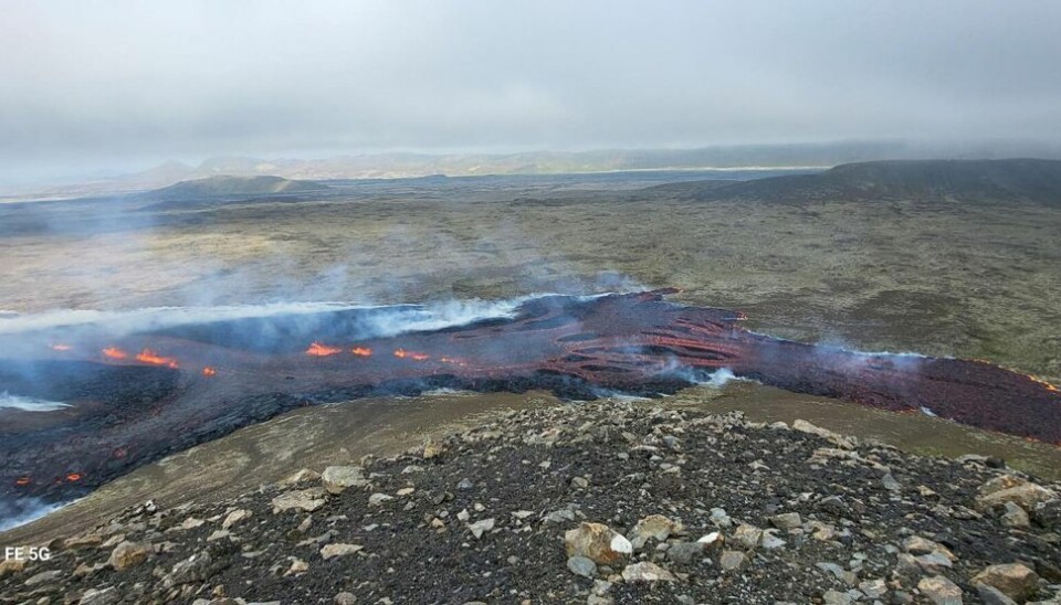 Lava flyder fra vulkanen nær Islands hovedstad. Lava flyder fra vulkanen nær Islands hovedstad.