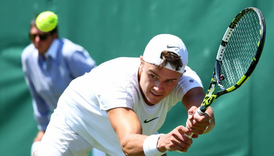 Holger Rune slog fredag spanske Roberto Carballes Baena på bane 3 i anden runde i Wimbledon. Holger Rune slog fredag spanske Roberto Carballes Baena på bane 3 i anden runde i Wimbledon.