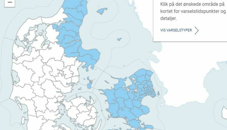 De blå områder er der, hvor der er risiko for skybrud og torden frem til klokken 19 mandag.