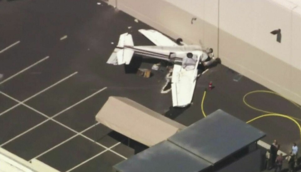 Der har været to dødelige flystyrt ved lufthavnen French Valley i Californien i denne uge. Billedet viser det fly, der tirsdag forulykkede, da det fløj ind i en bygning ved lufthavnen.